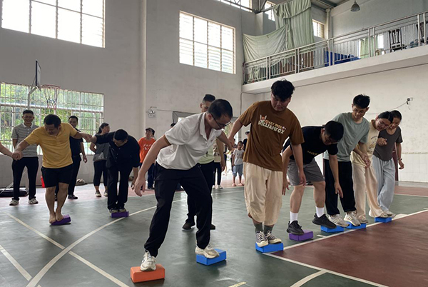 开展庆祝中华人民共和国成立75周年活动